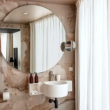 Barnett Paris